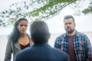 V.l.: Detective Sam Shaw (Sydney Tamiia Poitier), Harley Carter (Jerry O'Connell) und Dave Leigh (Kristian Bruun)
+++