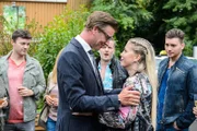 Christophs (Lars Korten, vorne) trauriger Abschied von Iva (Christina Klein) wird von (hinten v.l.) Ben (Jörg Rohde), Ingo (André Dietz) und Ronny (Bela Klentze) begleitet.