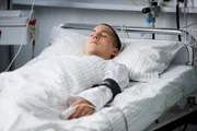 Leo (Tim Oliver Schultz) ist nach seinem Zusammenbruch da, wo er nie wieder sein wollte: im Krankenhaus.