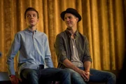 Hugo (Nick Julius Schuck, l.) und Leo (Tim Oliver Schultz) machen zusammen eine Gedankenreise.
