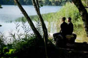 Alex (Timur Bartels, l.) und Leo (Tim Oliver Schultz) haben eine besondere Verbindung.