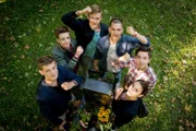 Der Club der roten Bänder bleibt zusammen. V.l.: Jonas (Damian Hardung), Hugo (Nick Julius Schuck), Alex (Timur Bartels), Leo (Tim Oliver Schultz), Toni (Ivo Kortlang) und Emma (Luise Befort)