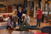 Als plötzlich Stuart (Kevin Sussman, liegend) zusammenbricht, ahnen Bernadette (Melissa Rauch, 2.v.l.), Amy (Mayim Bialik, l.), Leonard (Johnny Galecki, r.) und Penny (Kaley Cuoco, M.) noch nicht, dass es ein Überraschungs-Krimi-Dinner von Raj (Kunal Nayyar, 2.v.r.) ist ...