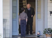 Sheldon Cooper (Iain Armitage, l.); Dr. John Sturgis (Wallace Shawn, r.)