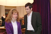 Nicht zuletzt dank Lisas (Alexandra Neldel, l.) Hilfe hat Hugo seine Inspiration wiedergefunden. David (Mathis Künzler, r.) weiß das zu schätzen und bedankt sich bei ihr.