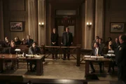 Im letzten Moment: Castle (Nathan Fillion, M.r.) und Beckett (Stana Katic, M.l.) haben Informationen die das Auskommen des Mordprozesses bedeutend verändern könnten ...