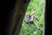 Lionel Steiner, Mitglied des SAC-Expditionsteam der Männer, beim Artifklettern in Italien