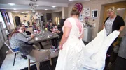 Sarafina wird in wenigen Wochen vor den Traualtar treten und ihrem langjährigen Verlobten Peter das Jawort geben. Mama Silvia bietet ihrer Tochter deshalb an, ihr altes Brautkleid zu tragen.