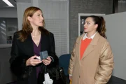 Katrin (Ulrike Frank, l.) spielt mit Emily (Anne Menden) ihr Spiel.