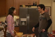 Lily plant zum ersten Mal für die Clique eine Thanksgivingfeier zu veranstalten. Robin (Cobie Smulders, l.) und Ted (Josh Radnor, r.) wollen dafür einen Kuchen backen, was natürlich ganz anderes endet als geplant ...