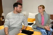 Carlos (Patrick Fernandez) und Zoe (Lara Dandelion Seibert) überlegen, wie sie ihre Geschäfte ankurbeln können.