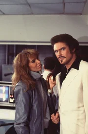 Adrianne St. Clair (Ann Turkel, l.); Michael Knight (David Hasselhoff, r.)