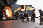 Ein brandheisser Einsatz, v.li.: Taylor Kinney als Kelly Severide, Joe Minoso als Joe Cruz, Daniel Kyri als Darren Ritter, Jake Lockett als Sam Carver