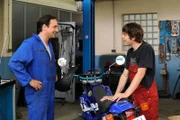 Mike hilft Korbi, sein Motorrad wieder in Schuss zu bringen. Von links: Mike Preissinger (Harry Blank) und Korbinian Vogl (Marco Bretscher-Coschignano).