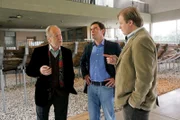 Die Kommissare Christian Lind (Tom Mikulla, M.) und Tobias Hartl (Michael Grimm, r.) verdächtigen Museumsdirektor Joachim Jaspers (Rüdiger Vogler, l.).