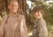 Jonah (Shane Sinutko, r.) und Laura (Melissa Gilbert, l.) sind überaus glücklich, denn sie haben Gold gefunden.