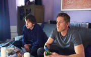 Dom (Liam Boyle, l.) und Sean (Sean Maguire, r.) in Rachels Wohnung.