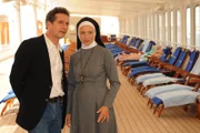 Amelie (Marita Marschall) ist verunsichert, als sie an Bord unverhofft auf den Versicherungsdetektiv Martin (Stefan Reck) trifft.