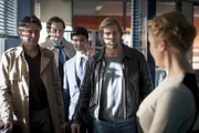 (4. Staffel) - Sucht im Präsidium nach Einsparungsmöglichkeiten, was ihr natürlich keine Sympathien von (v.l.n.r.) Meisner (Robert Lohr), Ferchert (Helmfried von Lüttichau), Andreas (Maximilian Grill) und Mick (Henning Baum) einbringt: die neue Controllerin Steffi Averdunk (Franziska Weisz) ...