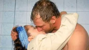 Als Gisi (Franziska Traub) in Ritas Wohnung zufällig Matze (Matthias Komm) nackt unter der Dusche sieht, kommen ihre Hormone in Wallung und die beiden küssen sich leidenschaftlich!