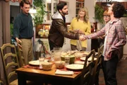 "The Middle", "Der Name." Frankie sollte eigentlich für ihre Abschlussprüfung als Zahnarzthelferin lernen, doch in dem familiären Chaos kann sie sich nur schwer konzentrieren. Da kommt es ihr sehr gelegen, dass sich ihre Schwester zu Besuch kommt, um ihr im Haushalt zu helfen. Als Axl bei der Familie seiner Freundin zum Essen eingeladen ist, taucht plötzlich Cassidys Ex-Freund auf. Im Bild (v.li.): Pete Gardner (Mr. Finch), Ryan Rottman (Cliff), Galadriel Stineman (Lucy Howard), Jill Matson (Mrs. Finch), Charlie McDermott (Axl Heck).