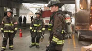 Erschöpft vom harten Einsatz, v.li.: Taylor Kinney als Kelly Severide, Daniel Kyri als Darren Ritter, Jake Lockett als Sam Carver.