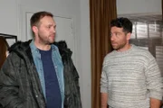 Erik (Patrick Heinrich, l.) hofft, dass Carlos (Patrick Fernandez) ihm helfen kann, den Angriff auf John aufzuklären.