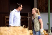 Mike ist sauer, weil er seine Tochter knutschend mit Korbi erwischt hat. Von links: Mike (Harry Blank) und Yvonne Preissinger (Alexa Eilers).