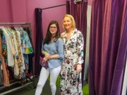 Annette (r.) sucht zusammen mit ihrer Shoppingbegleitung Melissa nach dem perfekten Hemdblusenkleid.