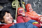 Melanie Tenorio, Gianna Müller und Lea Schneider, Mitglieder des SAC-Expeditionsteam der Frauen, in einem Portaledge