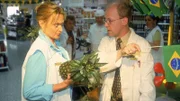 Stress im Trispa-Markt! Schumann (Lutz Herkenrath) hat "Tropical-Brasil-Wochen" ausgerufen und Rita (Gaby Köster) muss Cocktails mixen und Fähnchen verteilen...