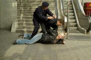 Nach einer wilden Verfolgungsjagd kann Chris (Gedeon Burkhard, Mi.) den fl&uuml;chtigen Brandt (Robert Gallinowski, unten) zwar stellen, wird aber von einem &uuml;bereifrigen Sicherheitsbeamten (Komparse) festgehalten...