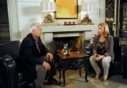 Bestürzt erfährt Regina (Christine Wilhelmi, r.) von Thomas (Gerry Hungbauer, l.), dass sie keine Forschungsmittel mehr erhält.