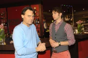 Patrick (Björn Harras, r.) trifft es, als Gerner (Wolfgang Bahro) ihm beim Bowlen mitteilt, dass er ausziehen muss, falls sich das Verhältnis zwischen ihm und Dominik nicht bessert.