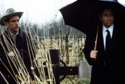 Sheriff Hartwell (Luke Wilson, l.); Fox Mulder (David Duchovny, r.)