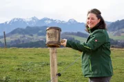 Theresa Tischner aus Oberbayern beim Bau eines neuen Weidezauns