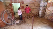 Holger und Claudia kaufen sich ein altes Haus, das ein Teil der ehemaligen Burg Gießenstein ist, für 1500 Euro.