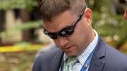 Detective Darrin Smith durchkämmt die Gegend.