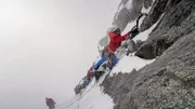 Das Expeditionsteam Folge 6 Naomie Bürki, Mitglied des SAC-Expeditionsteam der Frauen, beim Eisklettern unter schwierigen Bedingungen im Bächlital  Copyright: SRF/Halsundbeinbruch Film