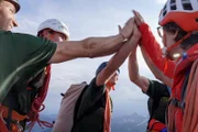 Das SAC-Expeditionsteams der Männer nach erfolgreicher Gipfelbesteigung