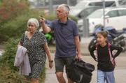 Der Ehrenamtliche Bernd Frietsch begleitet eine Familie aus Afghanistan zu einem Termin im Krankenhaus.