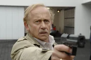 Als Kowalski (Tilo Prückner) mit Dr. Hoch zu dessen Haus kommt, um Beweise zu sichern, versucht dieser zu fliehen. Der Versuch scheitert und Kowalski richtet eine Waffe auf ihn... Als Kowalski (Tilo Prückner) mit Dr. Hoch zu dessen Haus kommt, um Beweise zu sichern, versucht dieser zu fliehen. Der Versuch scheitert und Kowalski richtet eine Waffe auf ihn...