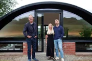 Kevin McCloud (l.) mit Rosa und Craig.