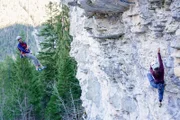 Dario Kempf, Mitglied des SAC-Expeditionsteam der Männer, nach absolvierter Kletterprüfung beim Abseilen