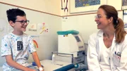 Kinderchirurgin Sabine Grasshoff-Derr im Gespräch mit Oliver.