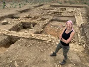 Alice Roberts im Graben einer römischen Villa