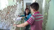 Holger und Claudia kaufen sich ein altes Haus, das ein Teil der ehemaligen Burg Gießenstein ist, für 1500 Euro. Jetzt muss erst mal genau geplant werden, wo was hin soll.