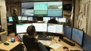 Zivilschützer bei der Arbeit in den Büros des COS (Operational Service Center).