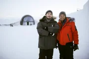 Giles Coren und Monica Galetti vor dem Ice Hotel
