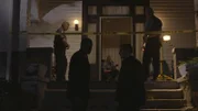Nachdem Kampfkunst-Fan Carl Hunt einen tödlichen Messerangriff erleidet, liefern die Nachbaren der Polizei scheinbar brauchbare Hinweise auf den Täter. Doch Lt. Joe Kenda (Carl Marino, 2.v.l.) findet Blutspuren, die anderes beweisen und entlarvt sie der Lüge. Haben die Nachbarn etwas mit dem Mord zu tun?